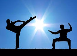 什么是“博弈论中的威胁与承诺”？解析在黑赌局中的心理震慑。（博弈论视角下的威胁与承诺：解析地下赌局中的心理威慑）